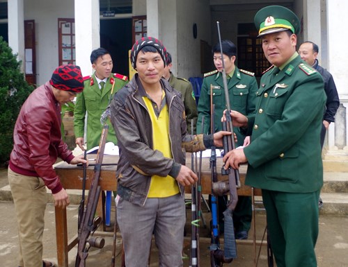 Người dân xã Na Ngoi vui vẻ giao nộp các loại súng tự chế, vật liệu nỗ cho bộ đội biên phòng.