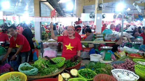 Tiểu thương chợ Non Nước (phường Hòa Hải, quận Ngũ Hành Sơn, TP Đà Nẵng) ủng hộ đội tuyển U23 Việt Nam.