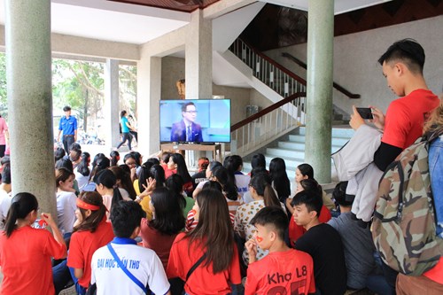 Đông đảo sinh viên tập trung tại Hội trường Trường Đại học Cần Thơ để cổ vũ cho đội tuyển U23 Việt Nam.