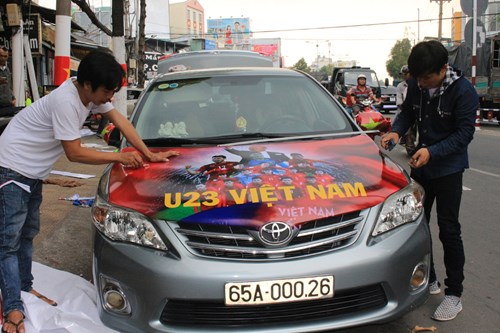 Các cửa hàng chuyên trang trí xe ô tô, xe máy cũng bận rộn cho việc trang trí xe với các decal cổ vũ đội tuyển U23 Việt Nam.