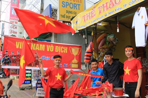 Dọc các tuyến đường Cần Thơ ngập tràn sắc đỏ của cờ, băng rôn, khẩu hiệu “Việt Nam chiến thắng, Việt Nam vô địch”.