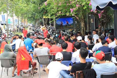 Dù chuẩn bị thêm rất nhiều bàn ghế nhưng các quán vẫn không đủ ghế cho cổ động viên ngồi xem trực tiếp vòng chung kết U23 Việt Nam và U23 Uzbekistan.