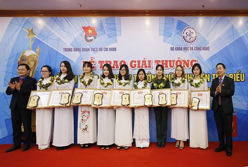 Đại diện Ban tổ chức và các nữ sinh tiêu biểu toàn quốc trong lĩnh vực kỹ thuật năm 2017 được tuyên dương.