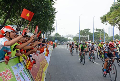 Người hâm mộ cổ vũ cho các đội đua.