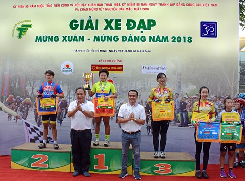 Trao giải cho các VĐV đoạt thứ hạng cao nội dung cá nhân nữ năng khiếu.