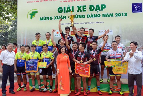 Ban tổ chức trao cúp, cờ, huy chương cho các đội nhất, nhì, ba nội dung đồng đội nam hạng A.