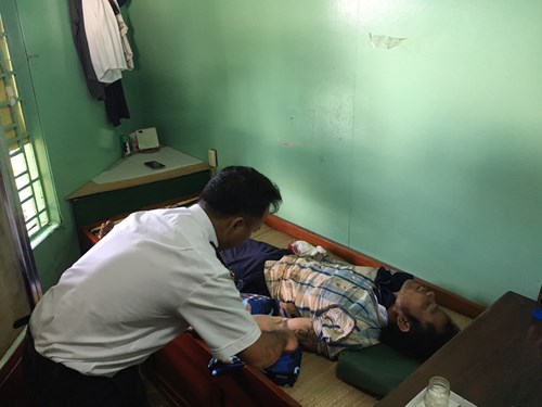 Bác sĩ nhà giàn đang theo dõi sức khỏe bệnh nhân Lê Công Sáng.