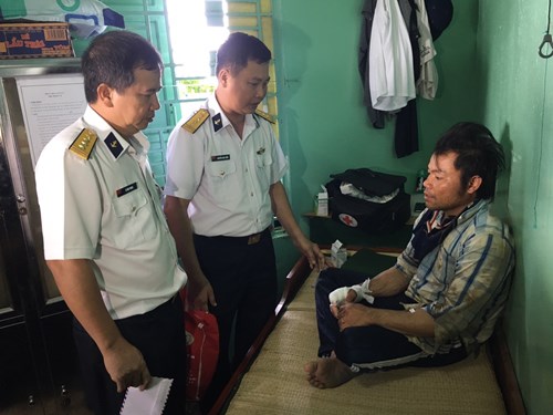 Từ trái qua phải: Đại tá Lê Văn Trung, Phó chủ nhiệm Chính trị Vùng 2 Hải quân và Đại tá Nguyễn Anh Tuấn, Phó tư lệnh Vùng 2 Hải quân tặng quà, thăm hỏi ngư dân Lê Công Sáng