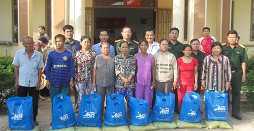 MB Chi nhánh Tây Ninh tặng quà người nghèo tỉnh Tây Ninh. Ảnh: Duy Hiển.