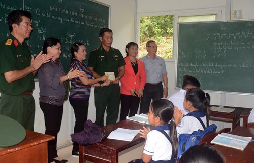 Đoàn công tác tặng quà lớp học tình thương do Thượng úy QNCN Trần Bình Phục, Bộ đội Biên phòng Hòn Chuối làm thầy giáo.