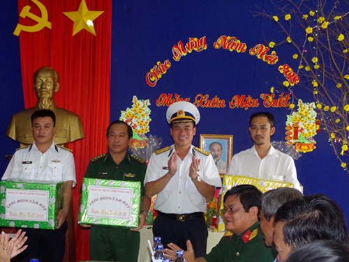 Đại tá Nguyễn Đăng Tiến, Phó Chính ủy Bộ tư lệnh Vùng 5 Hải quân, Trưởng đoàn công tác của Bộ tư lệnh Vùng và 9 tỉnh, thành phố phía Nam tặng quà cho Trạm ra đa 615, Đồn biên phòng 704 và Trạm Hải đăng Hòn Chuối.