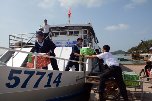 Vận chuyển quà Tết lên thăm đảo cán bộ, chiến sĩ đảo Hòn Đốc.