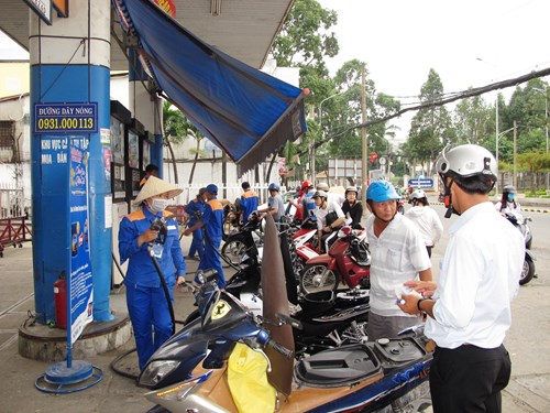 Người tiêu dùng mua xăng tại cửa hàng xăng dầu trên đường Nguyễn Trãi, quận Ninh Kiều, TP Cần Thơ.
