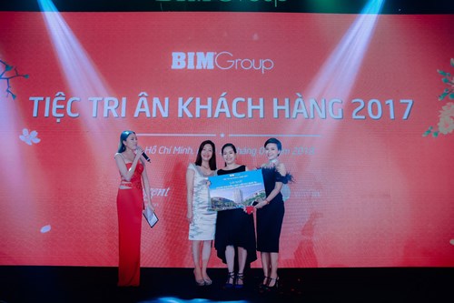 Khách hàng nhận thưởng tri ân từ BIM Group.