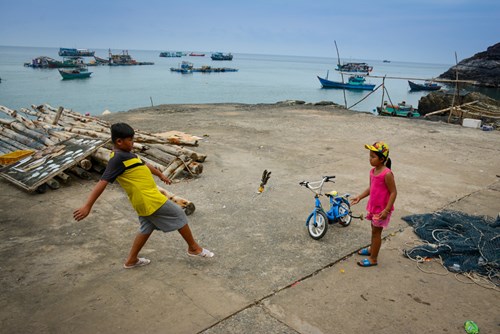 Trò chơi được các “chàng trai, cô gái” nhí ở đây ưa thích là đi đá cầu, đá banh và đi câu.