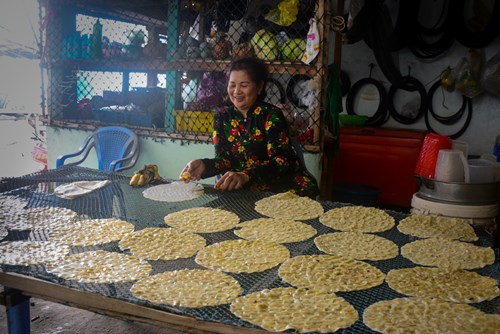 Những phụ nữ ở nhà làm công việc nhà và buôn bán nhỏ lẻ
