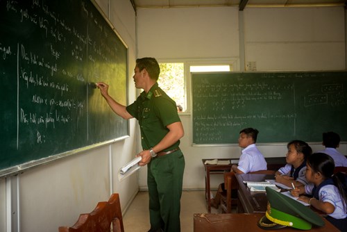 Trên đảo có lớp học tình thương từ lớp 1 đến lớp 7, do Thượng úy CN Trần Bình Phục, Bộ đội Biên phòng Hòn Chuối làm thầy giáo.