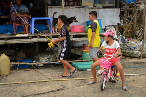 Những đứa trẻ vui chơi trên đảo.