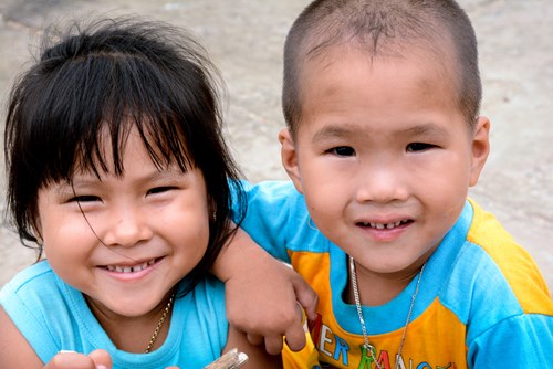 Ngoài giờ đi học, những đứa trẻ nơi đây còn phụ giúp cha mẹ công việc nhà và trông em.