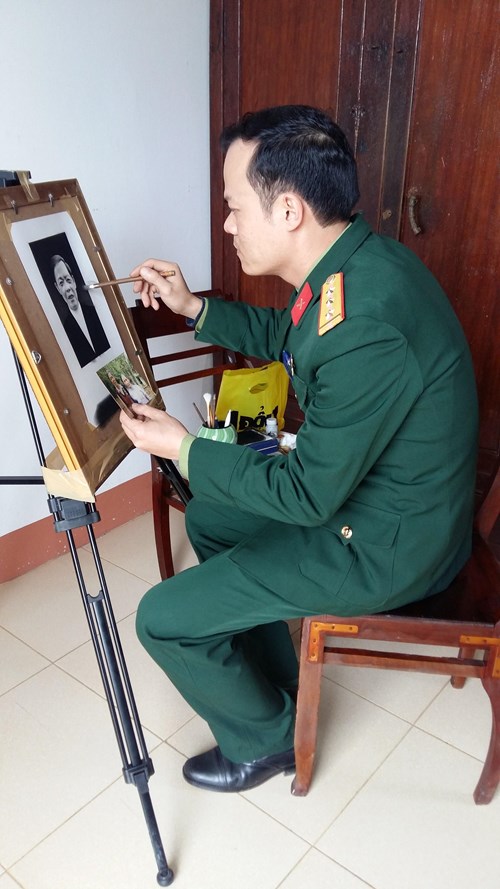 Thượng úy QNCN Nguyễn Thanh Hải bên giá vẽ.