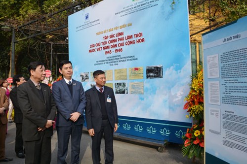 Đại biểu tham quan khu trưng bày.