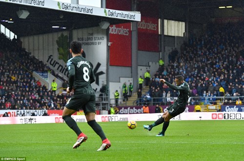 Hậu vệ Danilo mở tỉ số cho Man City với cú cứa lòng mãn nhãn. Ảnh: EMPICS Sport