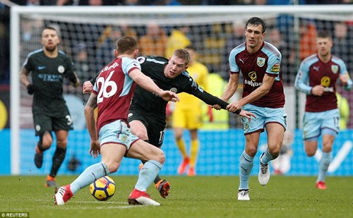 "Đầu tàu" Kevin de Bruyne bị theo kèm rất chặt. Ảnh: Reuters