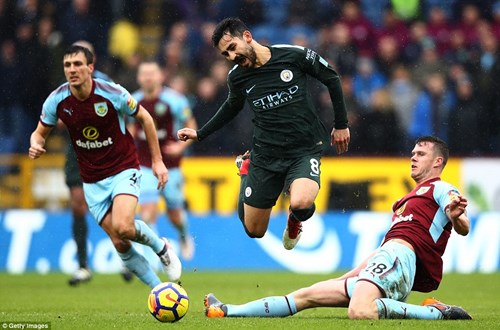 Burnley đã thi đấu quyết liệt để ngăn cản các mũi tấn công của Man City. Ảnh: Getty
