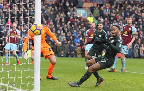 Sterling bỏ lỡ một cơ hội một cách khó tin khi trước mặt anh là khung thành bỏ trống ở khoảng cách rất gần. Ảnh: Dailymail