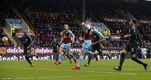Gudmundsson gỡ hòa cho chủ nhà Burnley ở phút 82. Ảnh: Reuters