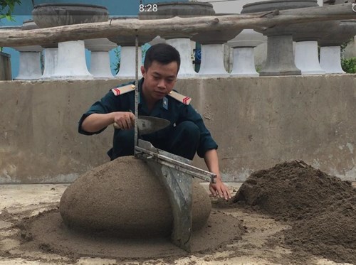Binh nhất Lê Quang Minh tạo khuôn đúc chậu cảnh tại đơn vị.