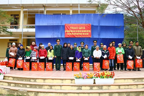 Đoàn công tác trao quà tặng gia đình chính sách và gia đình có hoàn cảnh đặc biệt khó khăn.