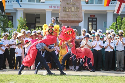 Múa lân mừng năm mới trên đảo Song Tử Tây.
