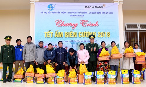 Trao 100 suất quà Tết tặng các gia đình chính sách, gia đình khó khăn ở xã A Xan và Tr’Hy.