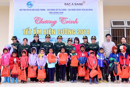 Trao 20 chăn, 30 áo ấm tặng học sinh có hoàn cảnh khó khăn và người cao tuổi.
