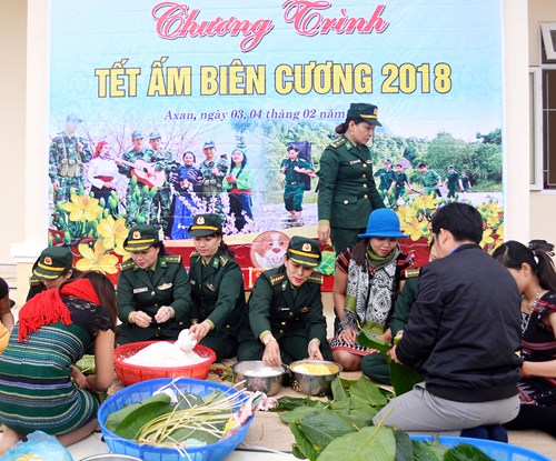 Tổ chức gói bánh chưng tặng người nghèo.