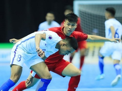 Tuyển Futsal Việt Nam (áo đỏ) thua Malaysia ở những giây cuối. (Nguồn: AFC)