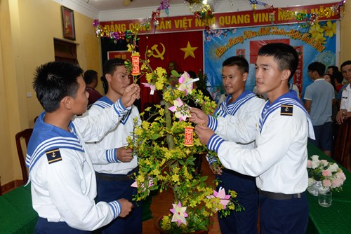 Chiến sĩ đảo Trường Sa Đông trang trí cây mai.
