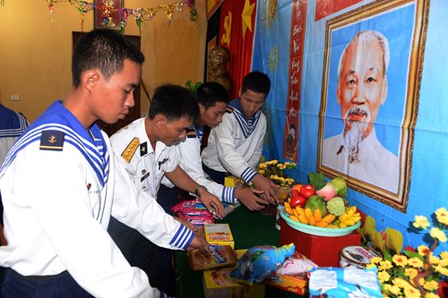 Trang trí bàn thờ Tổ quốc trên đảo Trường Sa Đông.