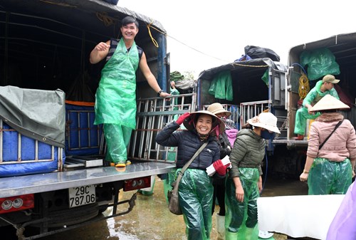 Niềm vui của các tiểu thương tại chợ cá Yên Sở.