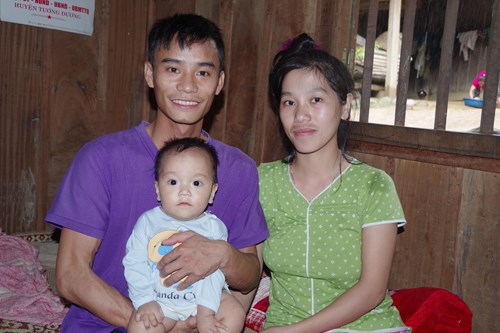Gia đình anh Nguyễn Đăng Hà và Xồng Y Xỳ ở bản Huồi Sơn.