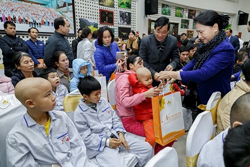 Chủ tịch Quốc hội Nguyễn Thị Kim Ngân thăm và tặng quà các bệnh nhi ung thư đang điều trị tại Viện Huyết học và Truyền máu Trung ương.