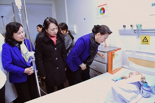 Chủ tịch Quốc hội Nguyễn Thị Kim Ngân và Bộ trưởng Bộ Y tế Nguyễn Thị Kim Tiến thăm, động viện bệnh nhi nặng đang điều trị tại Viện Huyết học và Truyền máu Trung ương.