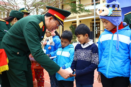 Cán bộ Học viện Kỹ thuật Quân sự tặng quà các cháu Trường Tiểu học xã Mai Long (Nguyên Bình, Cao Bằng).