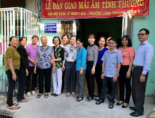 Đại diện Hội LHPN quận 9 và chính quyền địa phương bàn giao “Mái ấm tình thương” tặng hội viên nghèo.