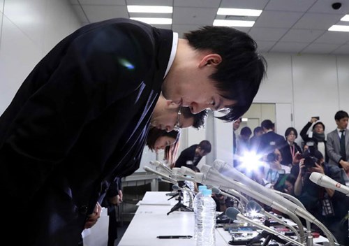 Chủ tịch Coincheck Koichiro Wada và ban lãnh đạo xin lỗi các nhà đầu tư. Ảnh: Forbes