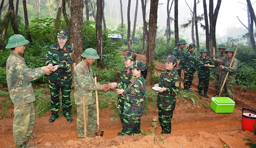Hội Phụ nữ Phòng Tham mưu, Sư đoàn 324 với phong trào “Bát nước thao trường” trong diễn tập cuối năm 2017.