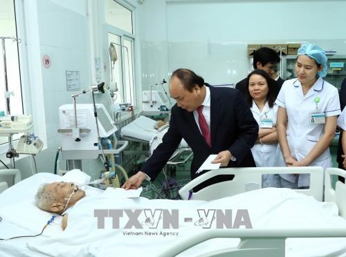 Thủ tướng Nguyễn Xuân Phúc đến thăm, chúc Tết và tặng quà cho các thầy thuốc và bệnh nhân tại Bệnh viện C. Ảnh: TTXVN