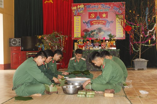 Cán bộ, chiến sĩ Sư đoàn 324 gói bánh chưng.