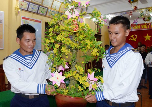 Chiến sĩ đảo Trường Sa Đông chuẩn bị đón Tết Mậu Tuất 2018. Ảnh: Văn Hạnh
